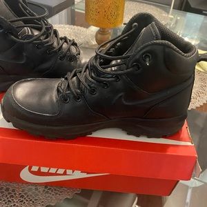 Black Nike Manoa Leather Boots
